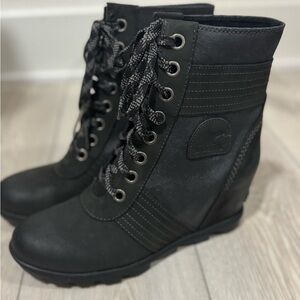 Sorel Black Lace-Up Women's Boots